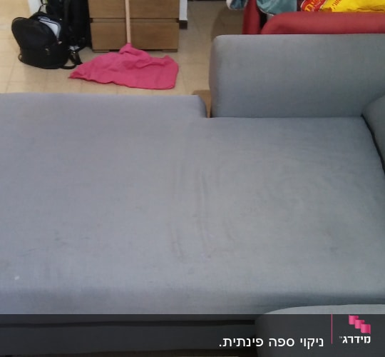 ספה אפורה עם כתמים על הריפוד